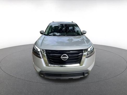 Used 2025 Nissan Pathfinder SV FWD image 4