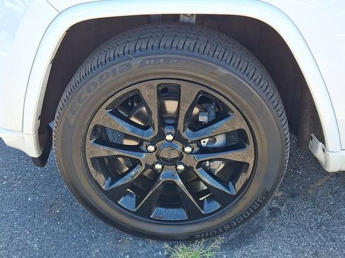 Used 2019 Jeep Grand Cherokee Altitude AWD/4WD image 29