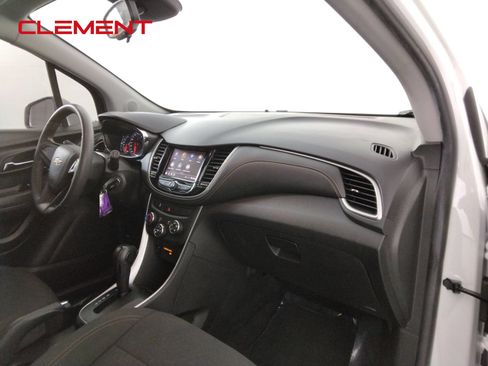 Used 2022 Chevrolet Trax LS AWD/4WD image 29