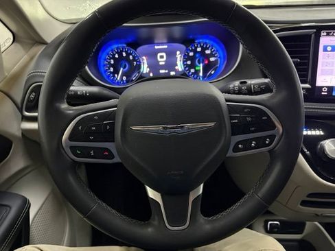Used 2023 Chrysler Pacifica Touring-L FWD image 52