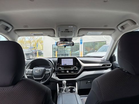 Used 2024 Toyota Highlander LE AWD/4WD image 23