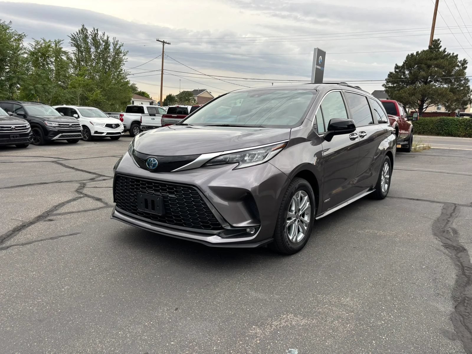 Used 2021 Toyota Sienna XSE AWD/4WD image 3