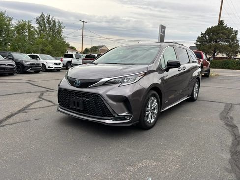 Used 2021 Toyota Sienna XSE AWD/4WD image 3