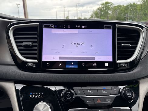 Used 2023 Chrysler Pacifica Touring-L FWD image 27