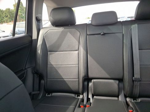 Used 2020 Volkswagen Tiguan SE w/ Panoramic Sunroof Package image 14