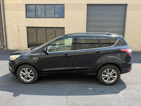 Used 2017 Ford Escape SE w/ Equipment Group 201A FWD image 3