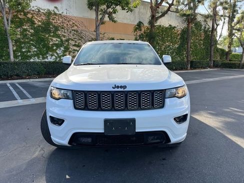 Used 2019 Jeep Grand Cherokee Altitude image 2