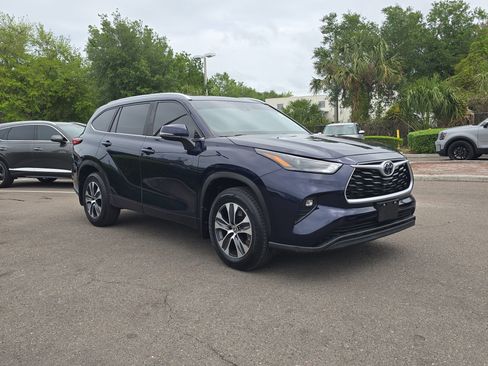 Used 2023 Toyota Highlander XLE image 2