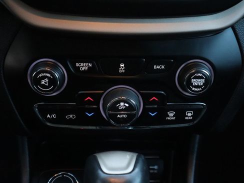 Used 2018 Jeep Cherokee Limited image 36