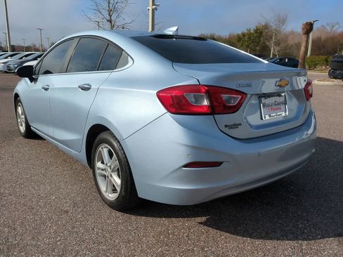 Used 2018 Chevrolet Cruze LT w/ Convenience Package image 4