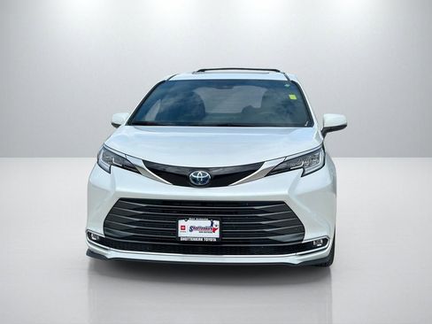 Used 2025 Toyota Sienna Limited AWD/4WD image 2