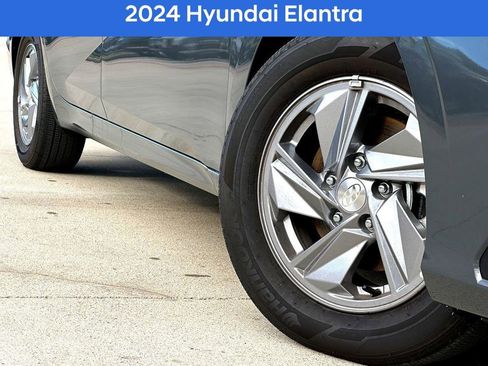 Used 2024 Hyundai Elantra SE image 2