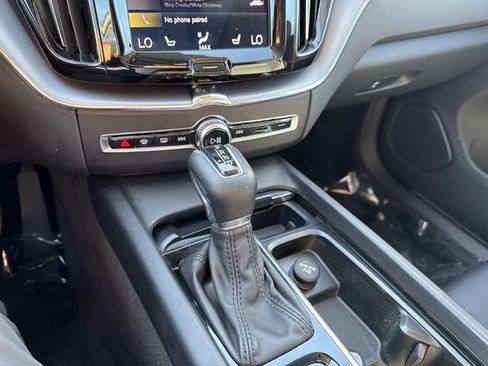 Used 2020 Volvo XC60 T5 Momentum image 24
