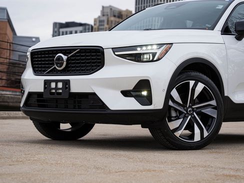 Certified 2025 Volvo XC40 B5 Ultra w/ Climate Package image 2