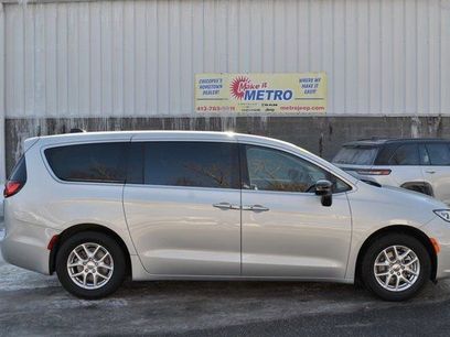 Used 2024 Chrysler Pacifica Touring-L