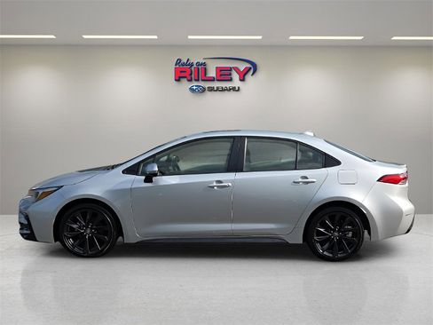 Used 2023 Toyota Corolla SE w/ SE Package image 2