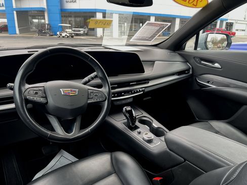 Used 2024 Cadillac XT4 Premium Luxury image 2