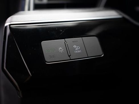 Used 2022 Audi e-tron Premium w/ Convenience Plus Package image 29