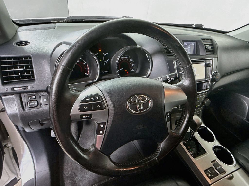 Used 2013 Toyota Highlander SE AWD/4WD image 11