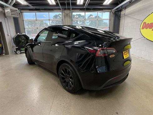 Used 2022 Tesla Model Y Long Range AWD/4WD image 3