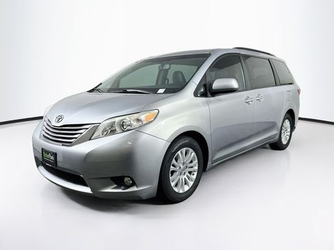 Used 2016 Toyota Sienna XLE w/ XLE Navigation Package FWD image 3