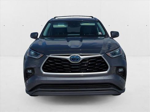 Used 2021 Toyota Highlander XLE image 2