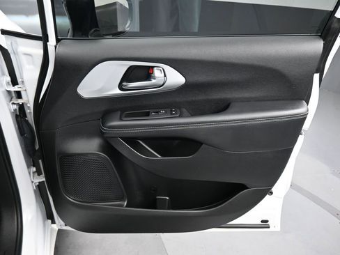 Used 2024 Chrysler Pacifica Touring FWD image 55