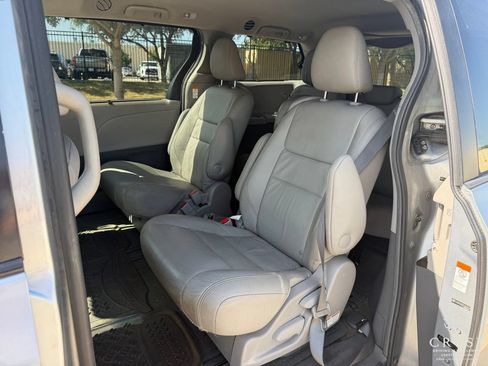 Used 2015 Toyota Sienna XLE w/ XLE Navigation Package FWD image 23
