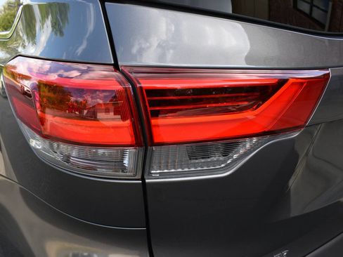 Used 2017 Toyota Highlander XLE FWD image 41