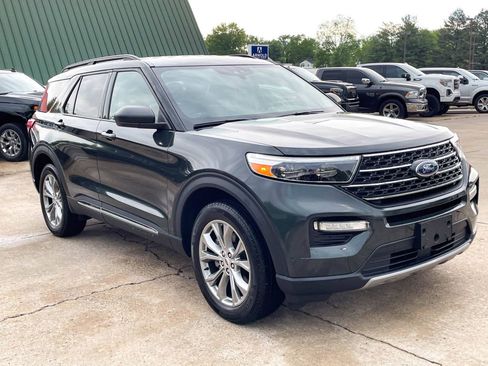 Used 2022 Ford Explorer XLT w/ Equipment Group 202A image 2
