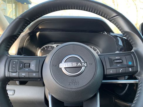 Used 2025 Nissan Pathfinder SV image 30