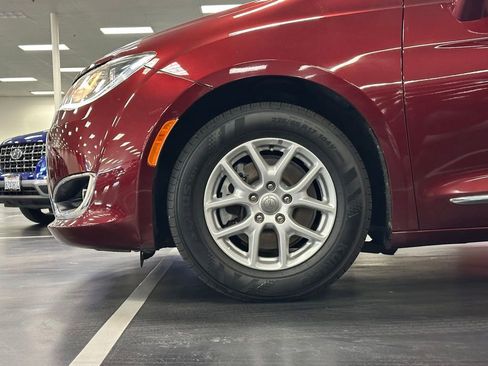 Used 2020 Chrysler Pacifica Touring-L FWD image 12