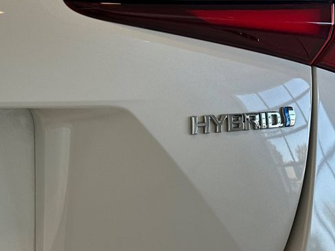 Certified 2020 Toyota Prius LE FWD image 27