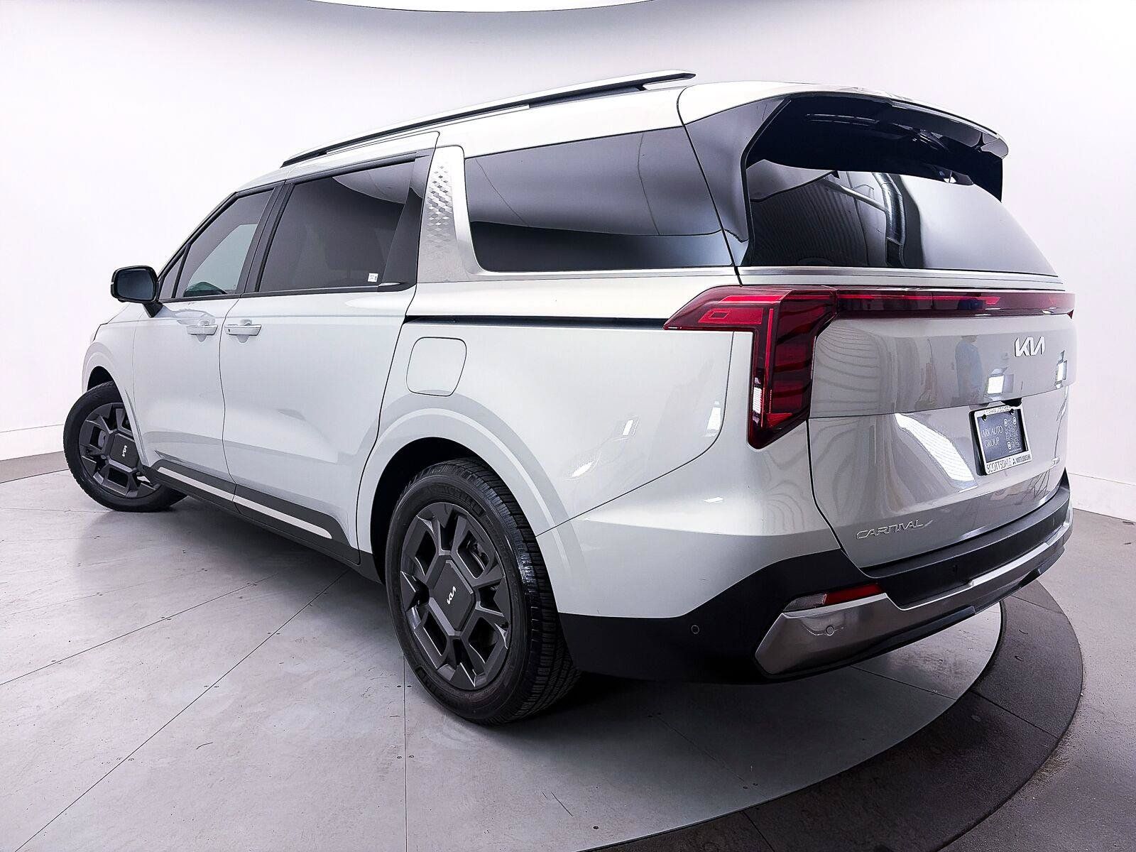 Used 2025 Kia Carnival SX FWD image 2