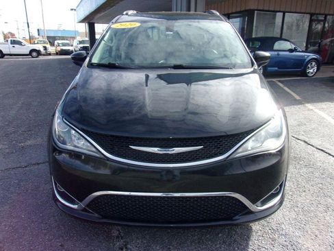 Used 2020 Chrysler Pacifica Touring-L FWD image 3