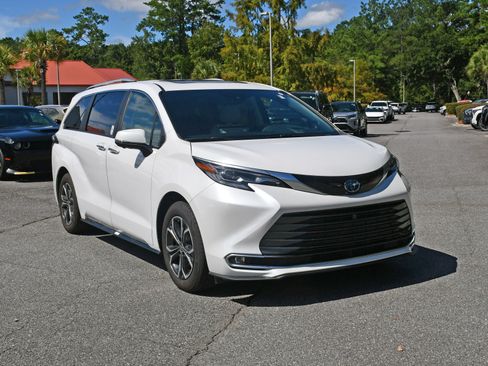 Certified 2025 Toyota Sienna Platinum AWD/4WD image 6