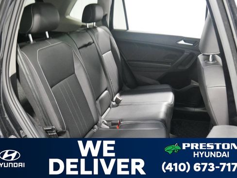 Used 2022 Volkswagen Tiguan SE w/ Panoramic Sunroof Package image 16