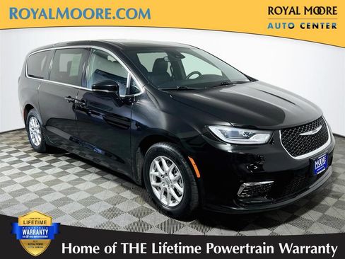 Used 2025 Chrysler Pacifica Select FWD image 1