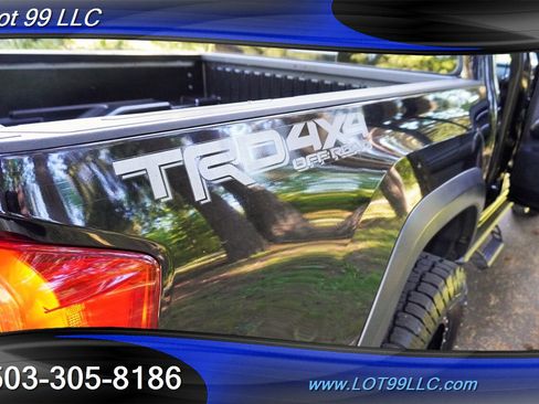 Used 2017 Toyota Tacoma TRD Off-Road w/ Premium & Technology Package AWD/4WD image 33