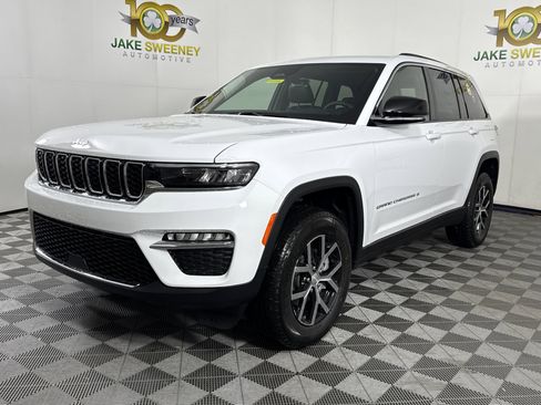 New 2025 Jeep Grand Cherokee Limited w/ Trailer Tow Package AWD/4WD image 4
