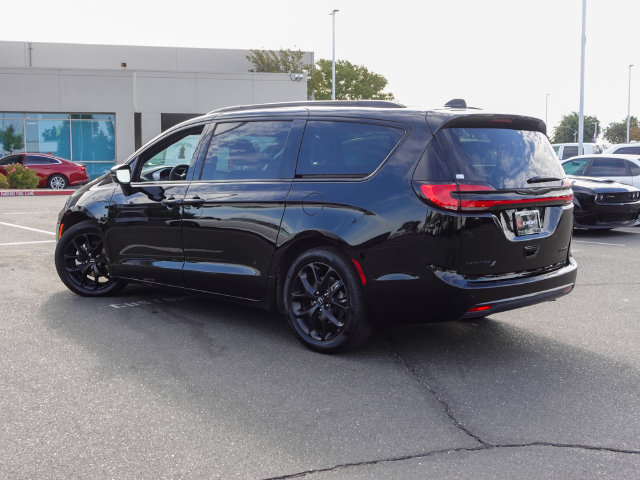 Used 2026 Chrysler Pacifica Limited w/ S Appearance Package FWD image 9