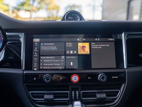 Certified 2025 Porsche Macan image 12