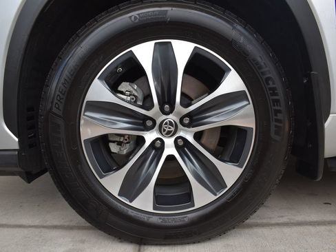 Used 2020 Toyota Highlander XLE AWD/4WD image 14