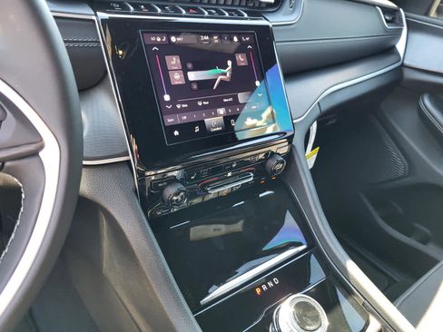 New 2025 Jeep Grand Cherokee Laredo w/ Luxury Tech Group I image 18