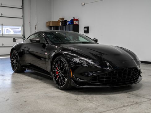 Used 2023 Aston Martin V8 Vantage Coupe RWD image 3
