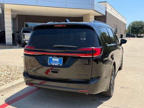 Used 2025 Chrysler Pacifica Limited FWD image 8