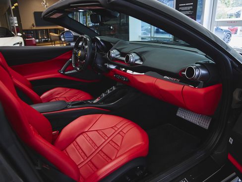 Used 2021 Ferrari 812 GTS image 40