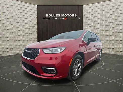 Used 2024 Chrysler Pacifica Limited FWD image 7