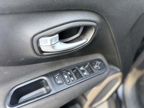 Used 2017 Jeep Renegade Latitude AWD/4WD image 9
