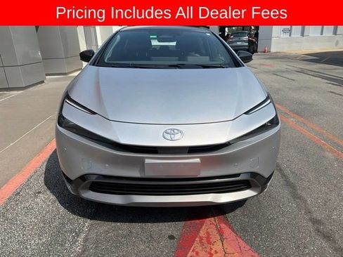 Used 2023 Toyota Prius XLE FWD image 2